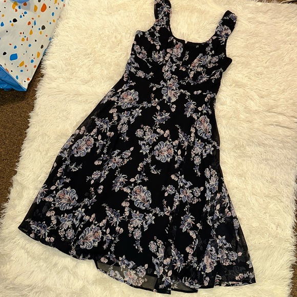 Roz & Ali Dresses & Skirts - Size 10 Roz & Ali Black Flowered Dress